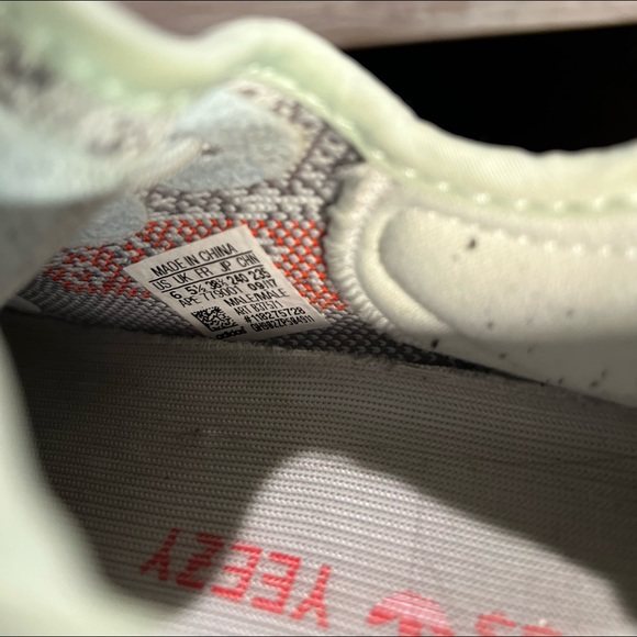 Yeezy Boost- Authentic - Picture 5 of 6